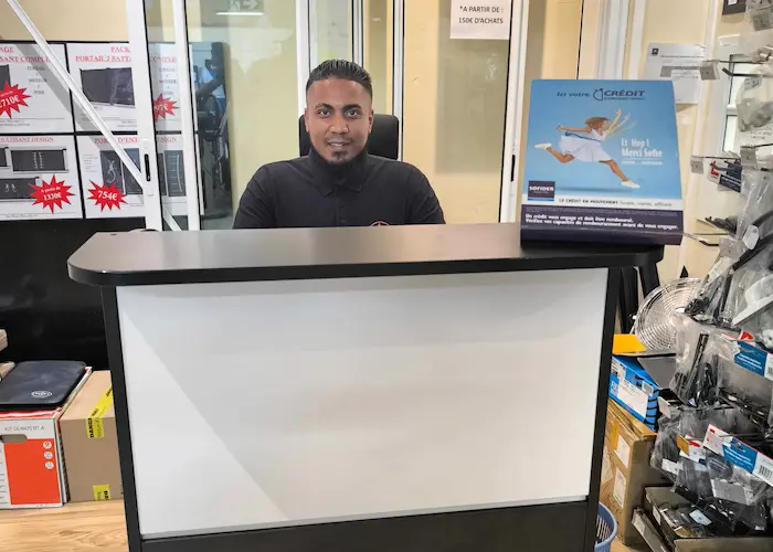 Conseiller dédié en showroom menuiserie aluminium